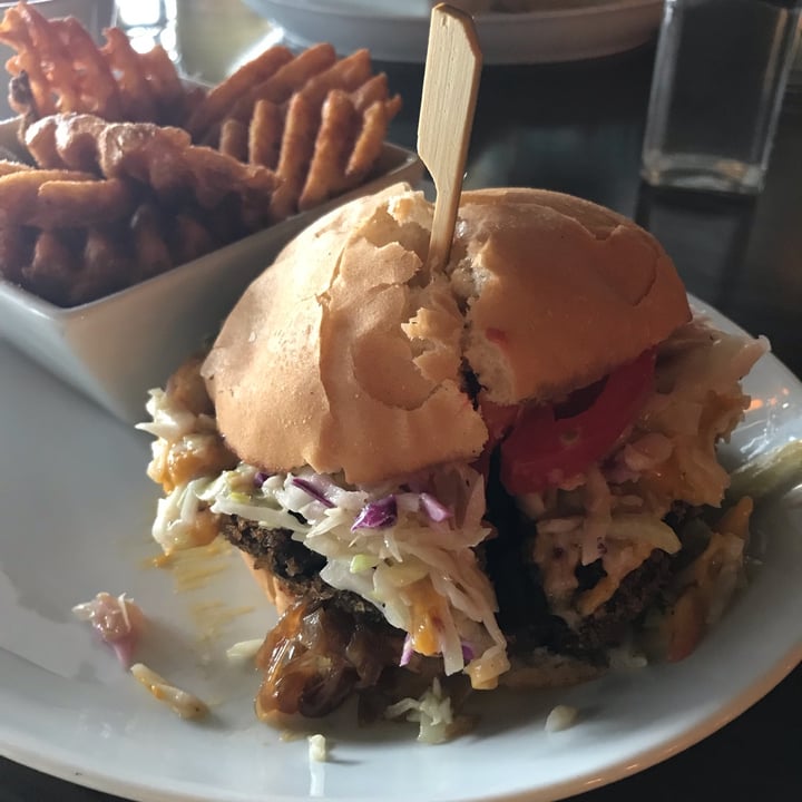 review photo of Fionn MacCool's The Kitchen Sink Burger shared by @kaykuzina on 14 Apr 2022 - review