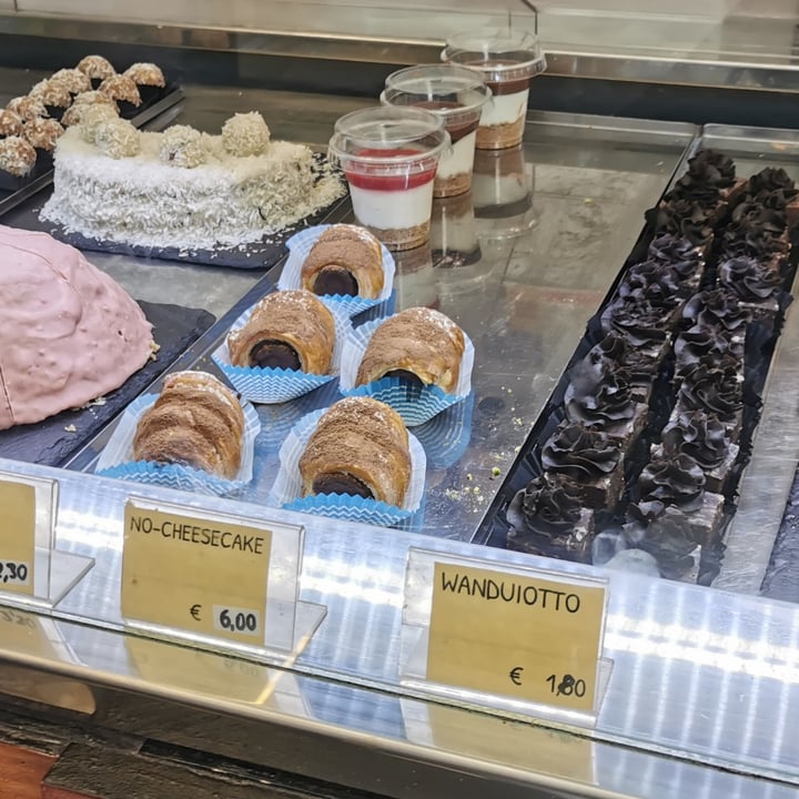 photo of Wani - Vegan Bakery Cannoli vegan shared by @morfeolover on  12 Jun 2022 - review