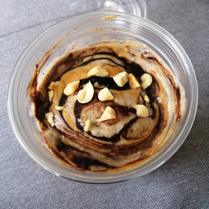 photo of Almaré Snickers smoothie bowl shared by @larsam on  24 Nov 2021 - review