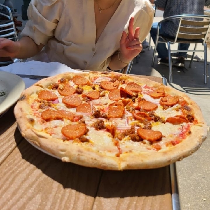 photo of Roscoe's Pizzeria Vegan meat lovers pizza shared by @juneo on  15 Apr 2022 - review