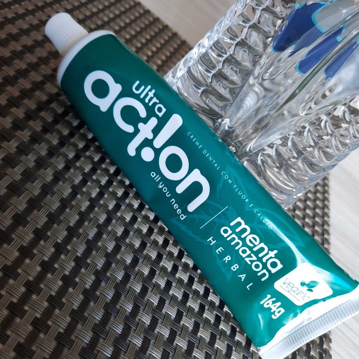photo of Ultra action Creme dental de menta shared by @vanessaamorim on  31 Jul 2021 - review