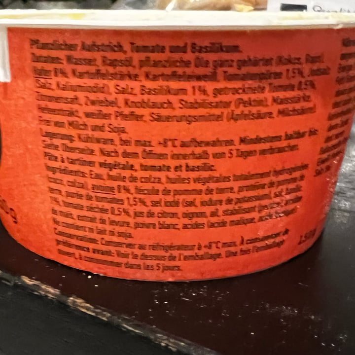 review photo of Oatly Aufstrich Tomate & Basilikum (Tomato & Basil Spread) shared by @fabiocchi on 01 Dec 2022 - review