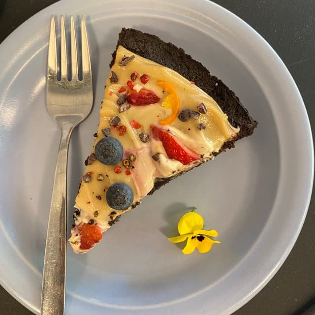 「Brownie de Boniato con Crema Acida de Caju」の料理の写真