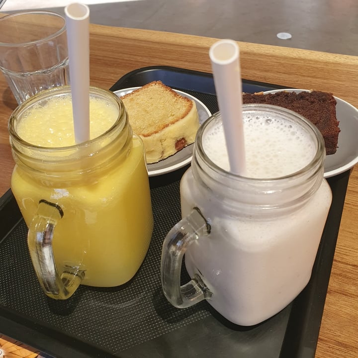 photo of Juice Dudes Smoothies and cake shared by @viola227 on  16 Dec 2021 - review
