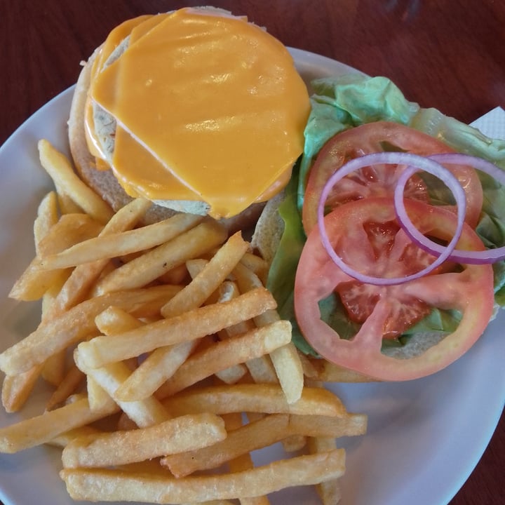 photo of T.G.I. Fridays Hamburguesa de Garbanzo shared by @valeriapradoc on  06 Nov 2022 - review