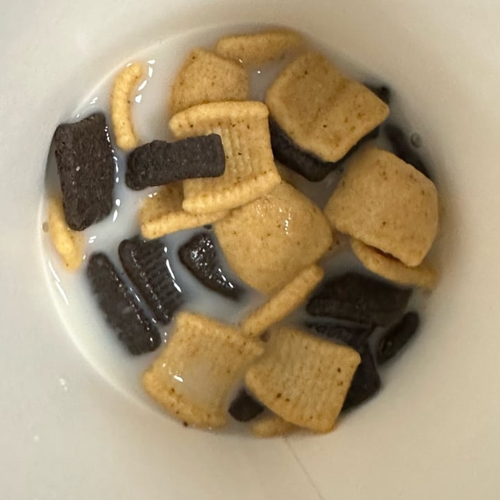 review photo of Catalina Crunch Chocolate Peanut Butter Cereal shared by @berryveganplanet on 12 Oct 2022 - review