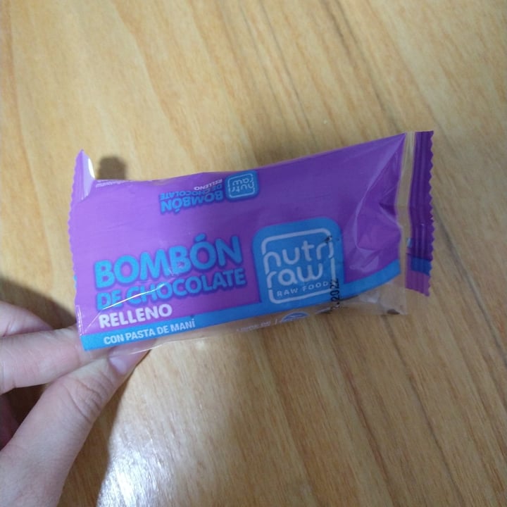 photo of Nutri Raw Bombón de chocolate relleno con pasta de maní shared by @camibrandan on  11 Aug 2022 - review