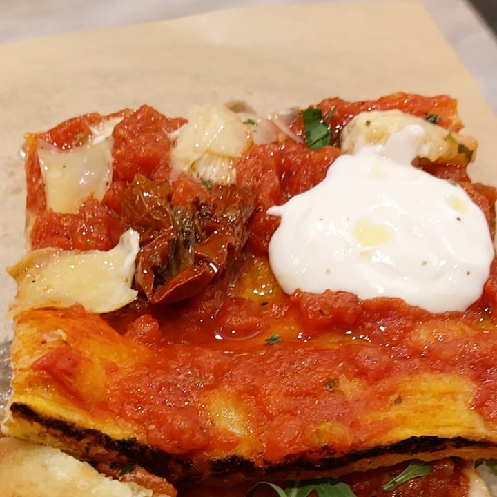 photo of IL LOCA Pizza a Taglio Rossa carciofi e pomodori secchi shared by @wandavetveg on  28 Apr 2022 - review