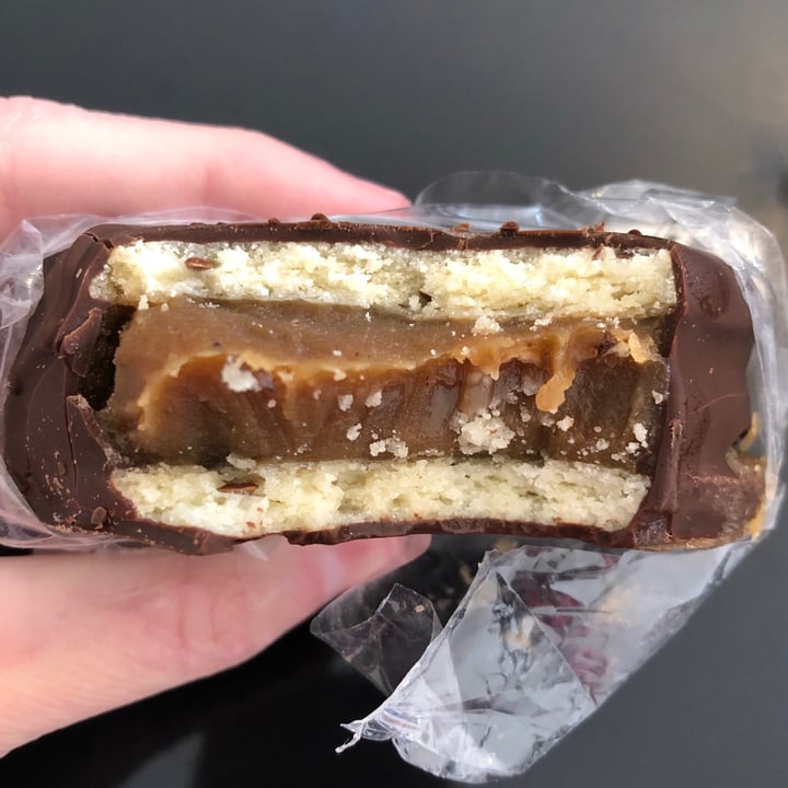 photo of Trigona Alfajor Con Dulce De Leche De Almendras Bañado En Chocolate Negro shared by @silvanabaritski on  22 Aug 2021 - review