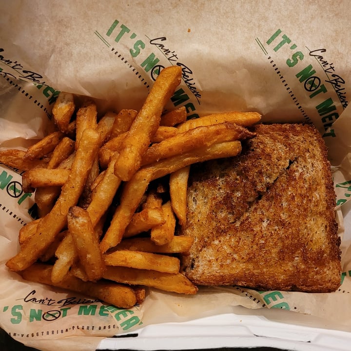 photo of Can't Believe It's Not Meat Old Town Philly Melt shared by @yourfriendjen on  27 Mar 2022 - review