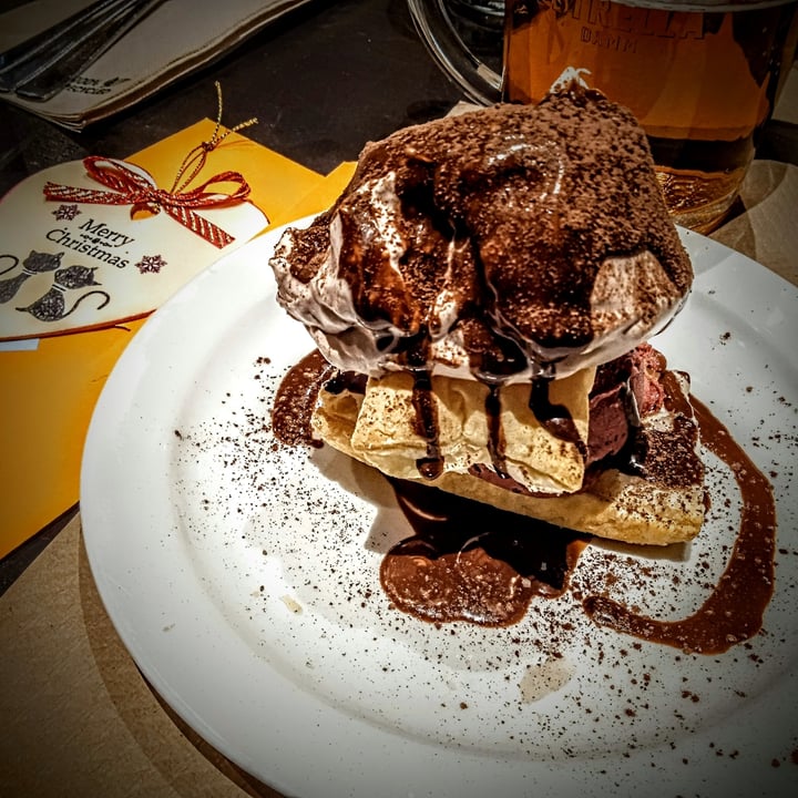 photo of Vegania Veggie Bar Carabanchel Helado frutos rojos y miloja con chocolate shared by @goboline on  09 Dec 2021 - review