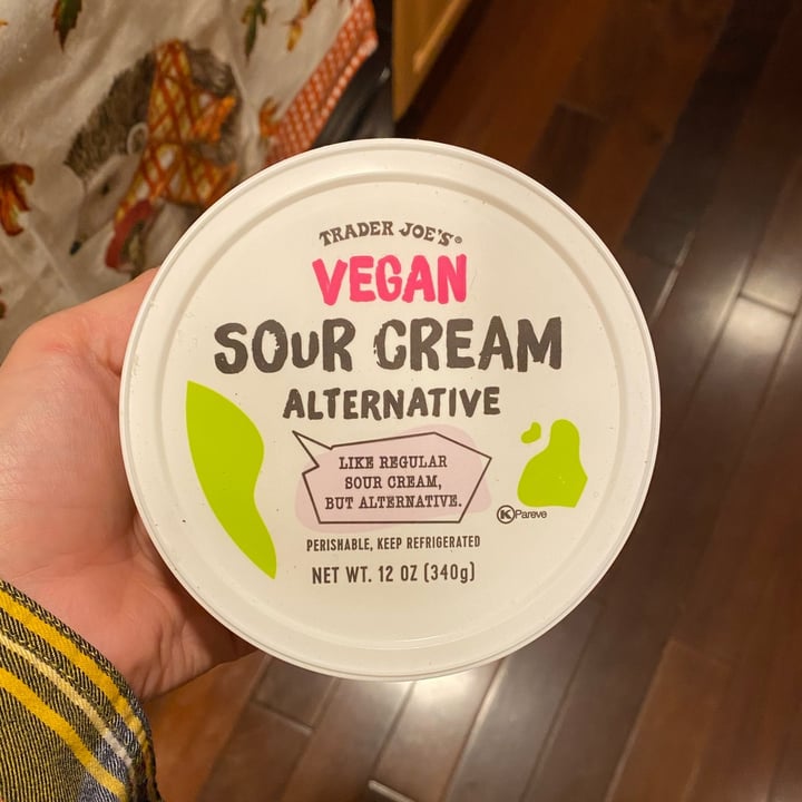 photo of Trader Joe's Vegan Sour Cream Alternative shared by @catniponly on  05 Nov 2022 - review