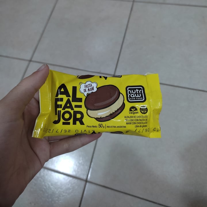 photo of Nutri Raw Alfajor de chocolate relleno con pasta de maní shared by @sof99 on  09 Mar 2022 - review