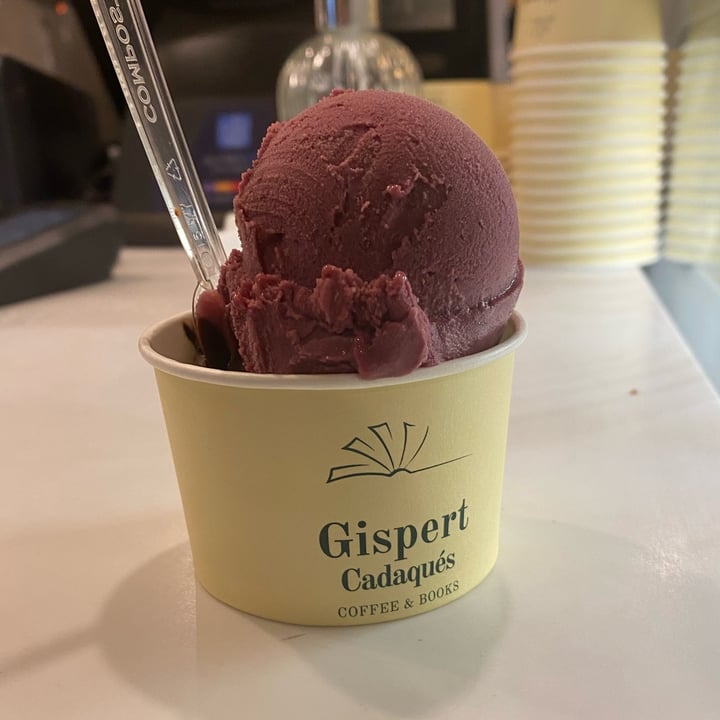 photo of Gispert helado chocolate y frutos rojos shared by @vallierblondie on  18 Jul 2022 - review