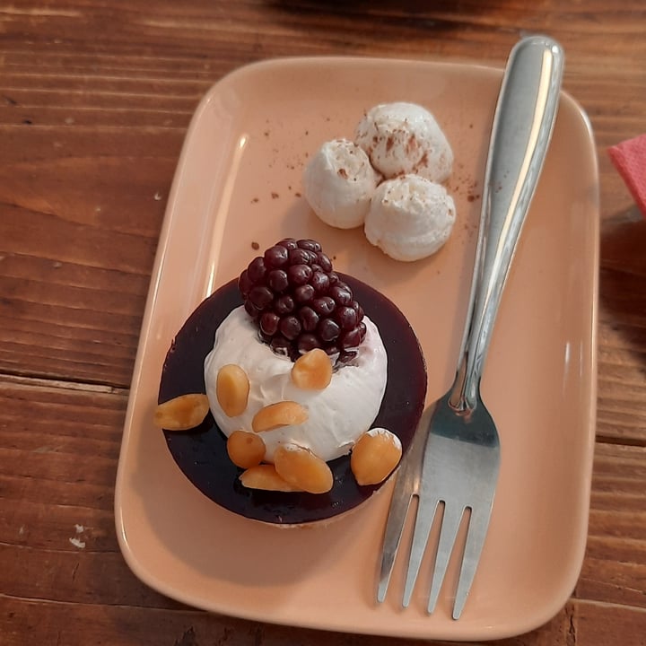 review photo of Dulcamara Vegan Bakery & Bistrot Cupcake Al Burro Di Arachidi, Cioccolato E Noci shared by @saraborsati on 24 Sep 2022 - review
