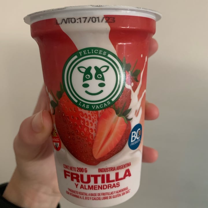 review photo of Felices Las Vacas Yogur de Frutilla y Almendras shared by @casivegannnnn on 05 Dec 2022 - review