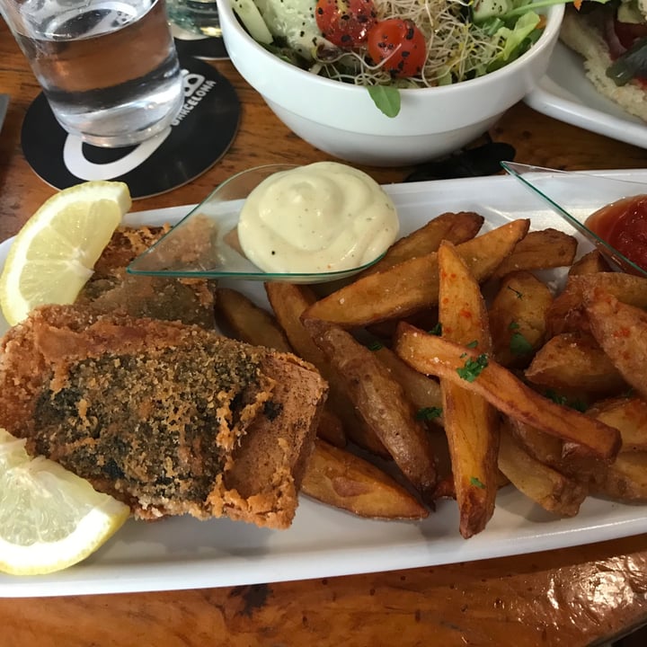 photo of VeganCatBar Tofish and chips shared by @elenamg2000 on  07 Aug 2021 - review