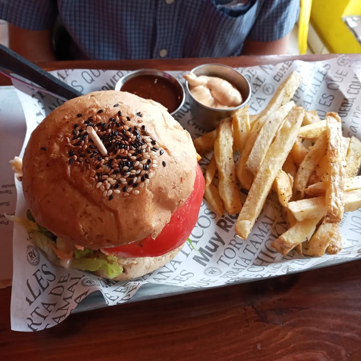 photo of Revolucion Verde Chick'n Free Burger shared by @bettyveg on  19 Sep 2022 - review