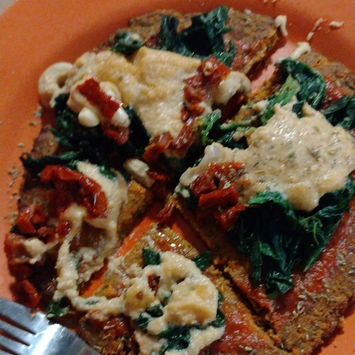 photo of VgOloso Pizza con farina di mandorle, pomodoro e crema di anacardi shared by @laveganamarchiggiana on  25 Sep 2022 - review