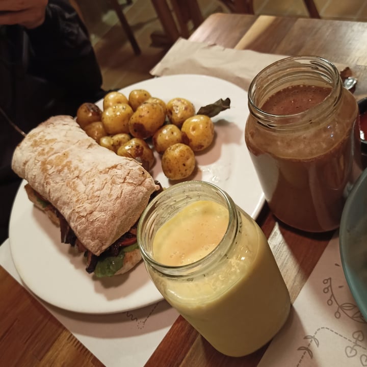 photo of Veggie Beans and Shakes Sandwich de portobello shared by @gissellearthling on  25 Feb 2022 - review