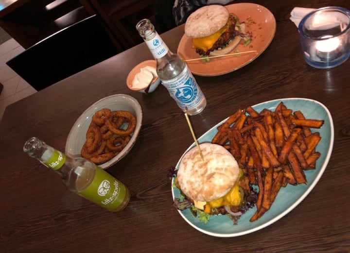 photo of Apple & Eve Vegan & Simply Natural Burger shared by @lau-warm on  29 Feb 2020 - review