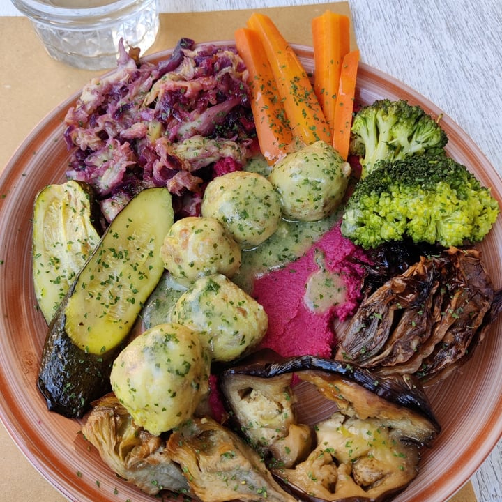 review photo of Buddy Italian Restaurant Cafè Polpette di ceci e lenticchie al limone su hummus di barbabietola e con verdure di stagione shared by @vanemati on 23 Mar 2022 - review
