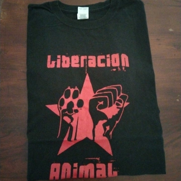 photo of liberación animal camiseta liberación animal shared by @davidmastodon on  17 Oct 2022 - review