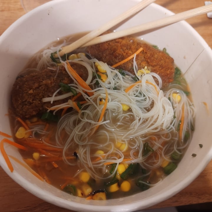 photo of KOI Dumplings Ramen shoyu ajo vegano con tofu shared by @natalia11 on  19 Aug 2022 - review