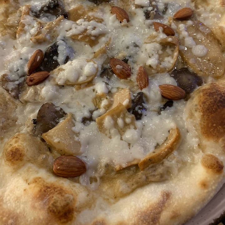 photo of Pizzeria Daniela Pizza profumo di Montagna shared by @angelicarossi on  28 Nov 2021 - review