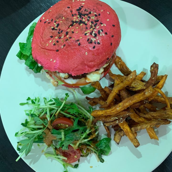 photo of The Hungry Tapir Pink Bombshell Burger shared by @ai-yam-vegan on  18 Jan 2021 - review