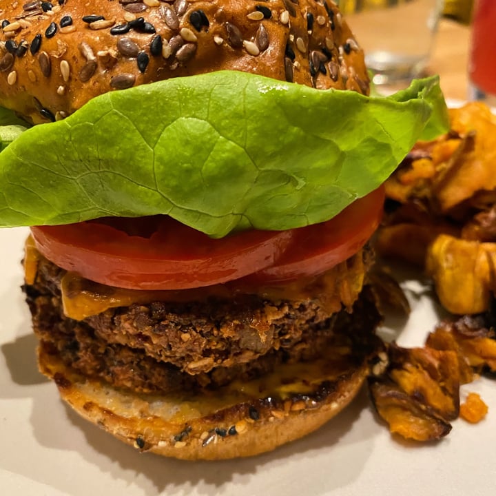 photo of True Food Kitchen Unbeetable Burger shared by @coffeeandveganfood on  19 Apr 2021 - review
