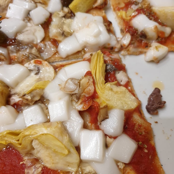 photo of Pizzeria Trattoria da Da' Vegan Capricciosa shared by @carmenveganblogger on  24 Mar 2022 - review