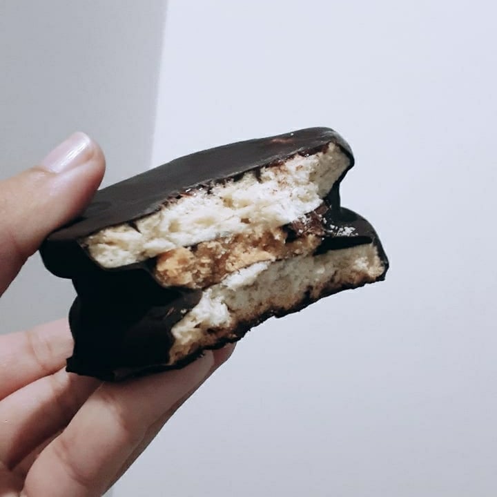 photo of Museum Cakes Vegan alfajor de maní shared by @unaherbivora on  08 Jul 2021 - review