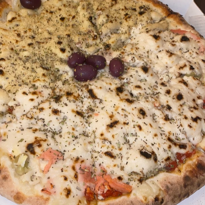 review photo of Comparini Pizzaria pizza meia portuguesa veg e meia 4 queijos veg shared by @biancamayol on 30 Jan 2022 - review