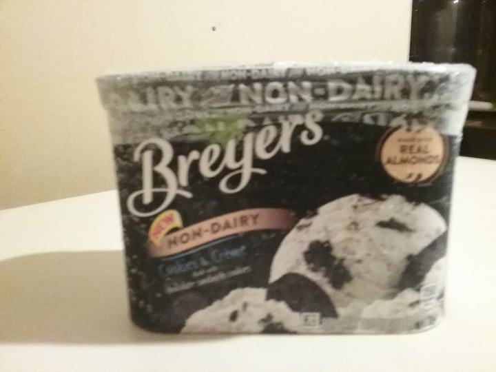 photo of Breyers Non-Dairy Cookies & Crème shared by @michelemostacci on  21 Aug 2019 - review