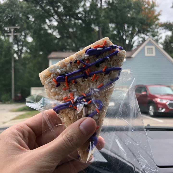 photo of SugarBuzz Bakery Rice Crispy Treat shared by @bchristo on  03 Oct 2021 - review