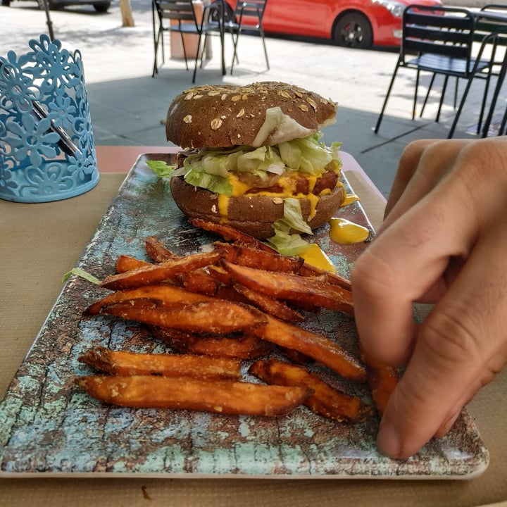 photo of La Huella Vegana Hamburguesa Huella shared by @runa on  01 Aug 2021 - review