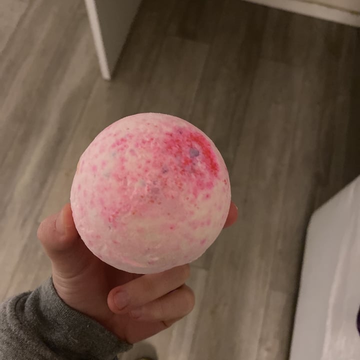 review photo of LUSH Fresh Handmade Cosmetics Angels Delight Bath Bomb shared by @yuvalpress on 23 Feb 2021 - review