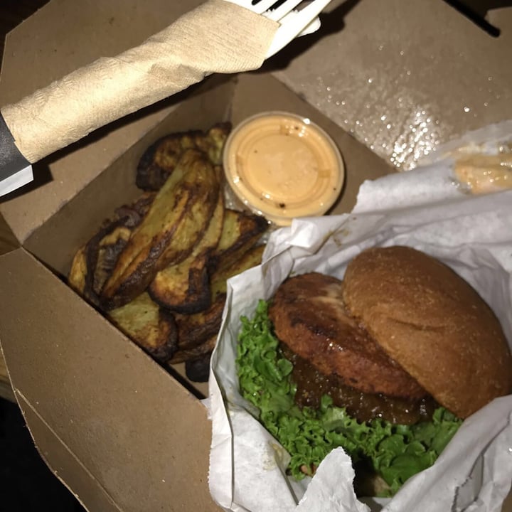 photo of Aux Vivres Westmount Aux vivre burger shared by @happyvegangirl on  04 Oct 2021 - review