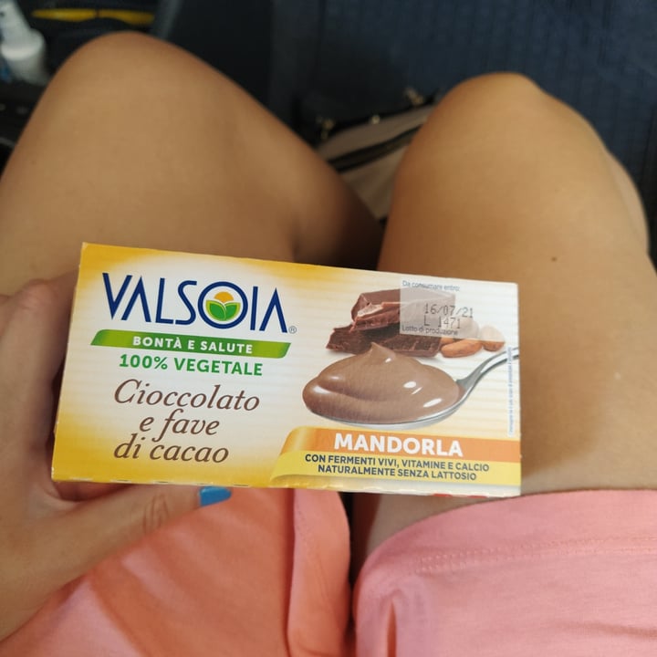 photo of Valsoia Yogurt Mandorla - Cioccolato e fave di cacao shared by @lidiaaguilar on  13 Jun 2021 - review