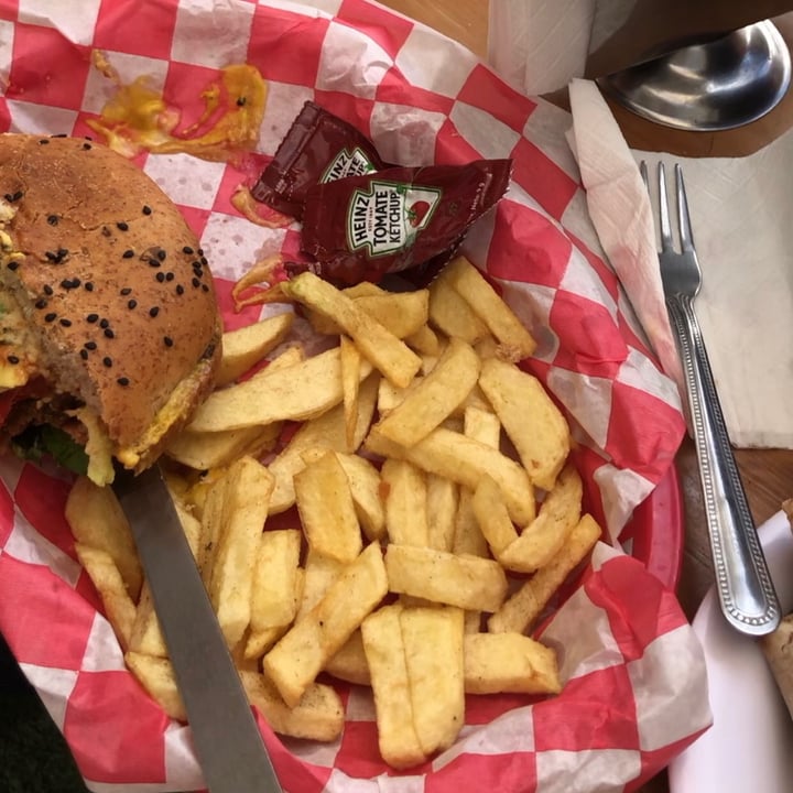 photo of Buffete Hare Krishna SUPER Veggie Burger shared by @hannialomelia on  10 Jun 2021 - review