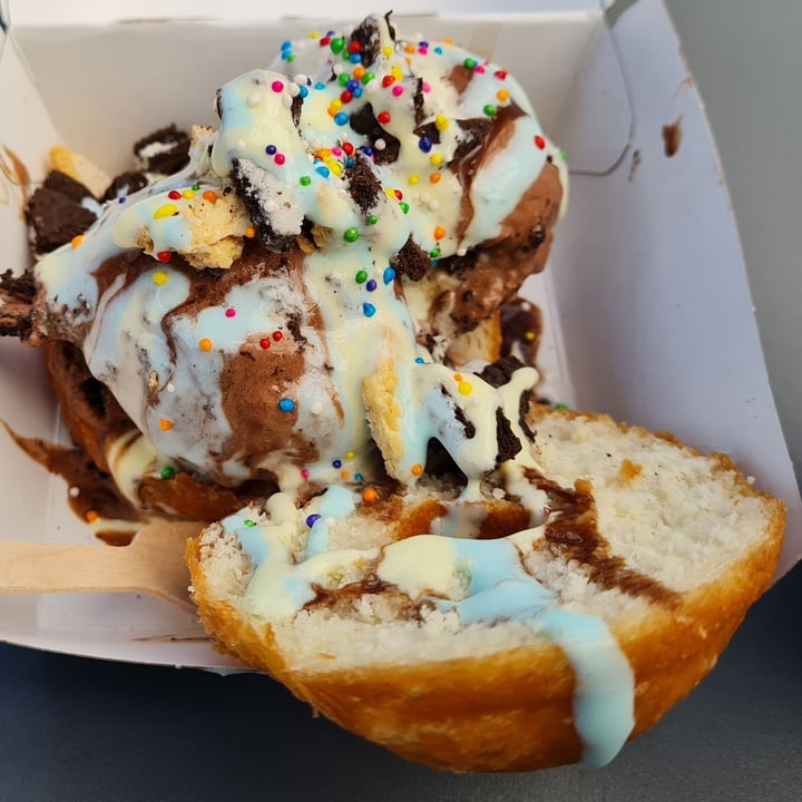 photo of Hulis Donuts Oreo cookie chocolate ice cream donut shared by @meenesh on  03 Apr 2022 - review