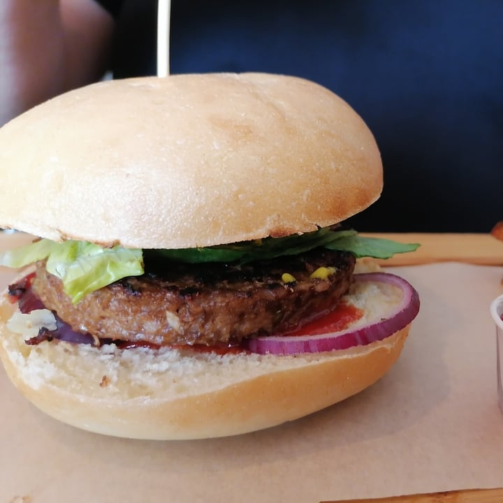 photo of Vegan Queen Hamburguesa La Faraona Lola Flores shared by @g0vegan on  15 May 2021 - review