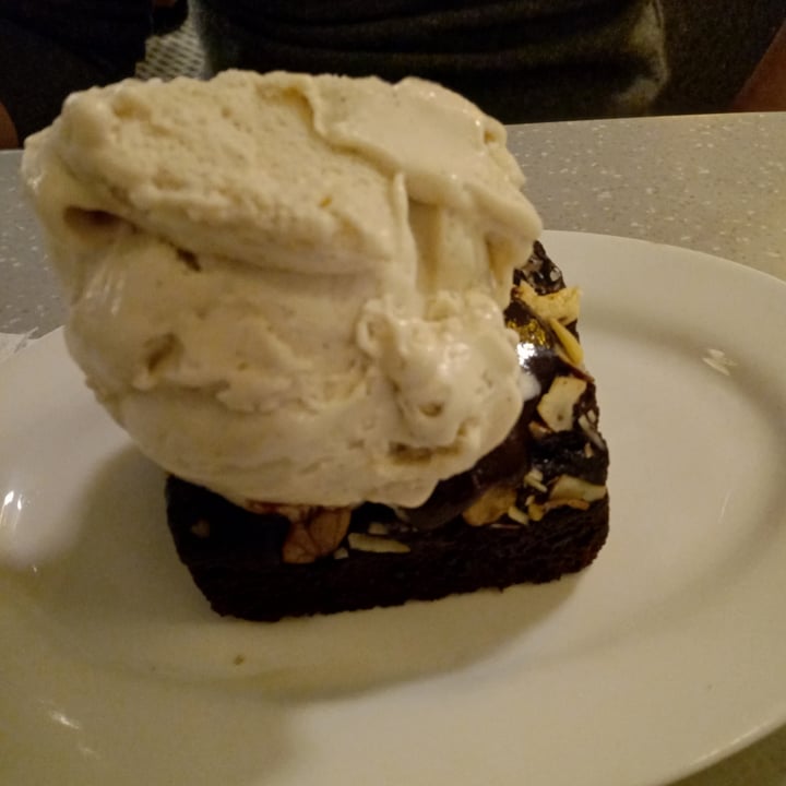 photo of Privé Somerset Dark Chocolate & Nuts Brownie shared by @maiwennmia on  14 Dec 2021 - review