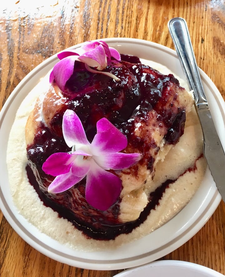 photo of fig + farro Cinnamon Roll shared by @graceaadland on  11 Aug 2018 - review