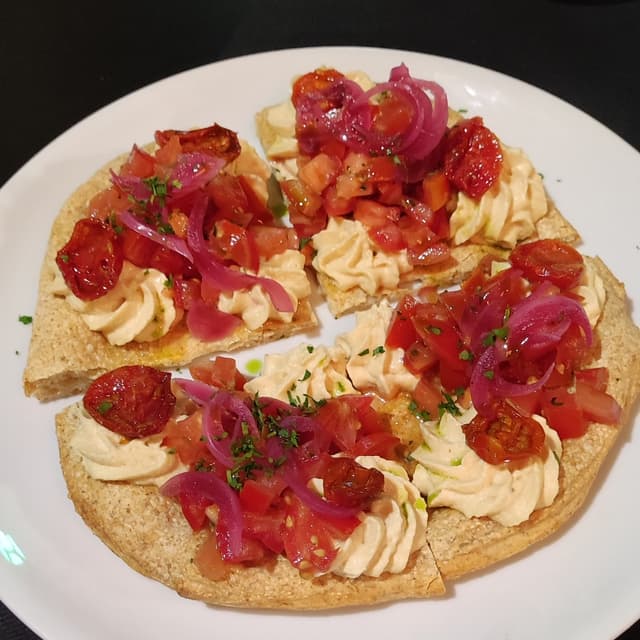 Photo of the dish “Pizzotta hummus, pomodorini confit e cipolla agrodolce”