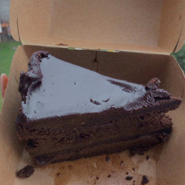 photo of Vegan Bunker Cake full chocolate shared by @sinprrisa on  18 Aug 2021 - review