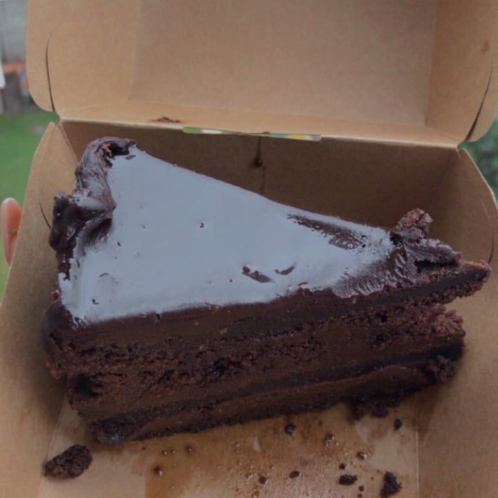 review photo of Vegan Bunker Cake full chocolate shared by @sinprrisa on 18 Aug 2021 - review