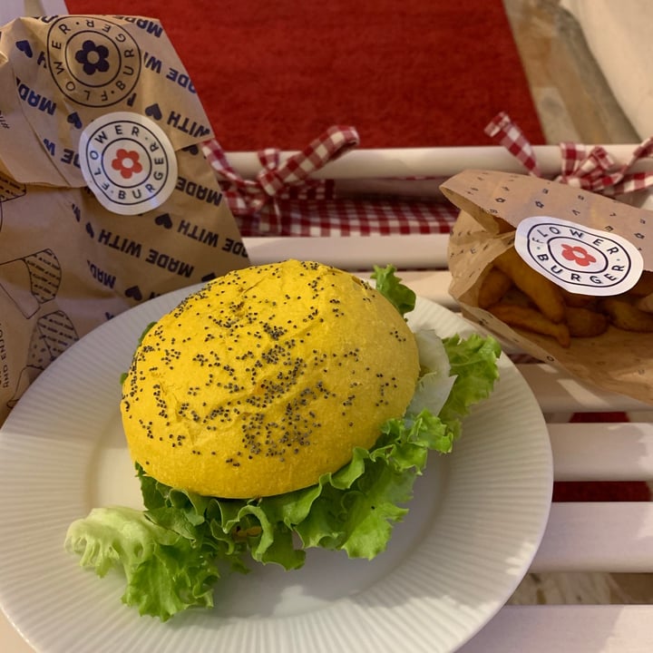 photo of Flower Burger Funky Cecio shared by @s3raf1na on  13 Apr 2021 - review