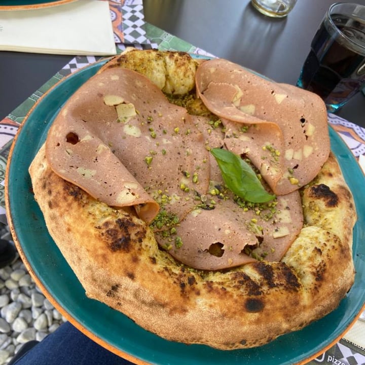 photo of Pizzeria Assaje Pistacchio e mortadella vegana shared by @ale1000rr on  15 Apr 2022 - review